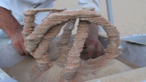 Objeto de Areia Criado pela Impressora Solar